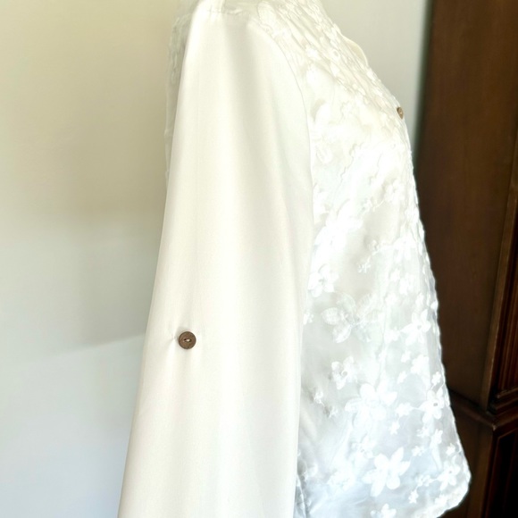 Pretty white blouse with floral overlay & adjustable length sleeves. Sz medium - Picture 7 of 9